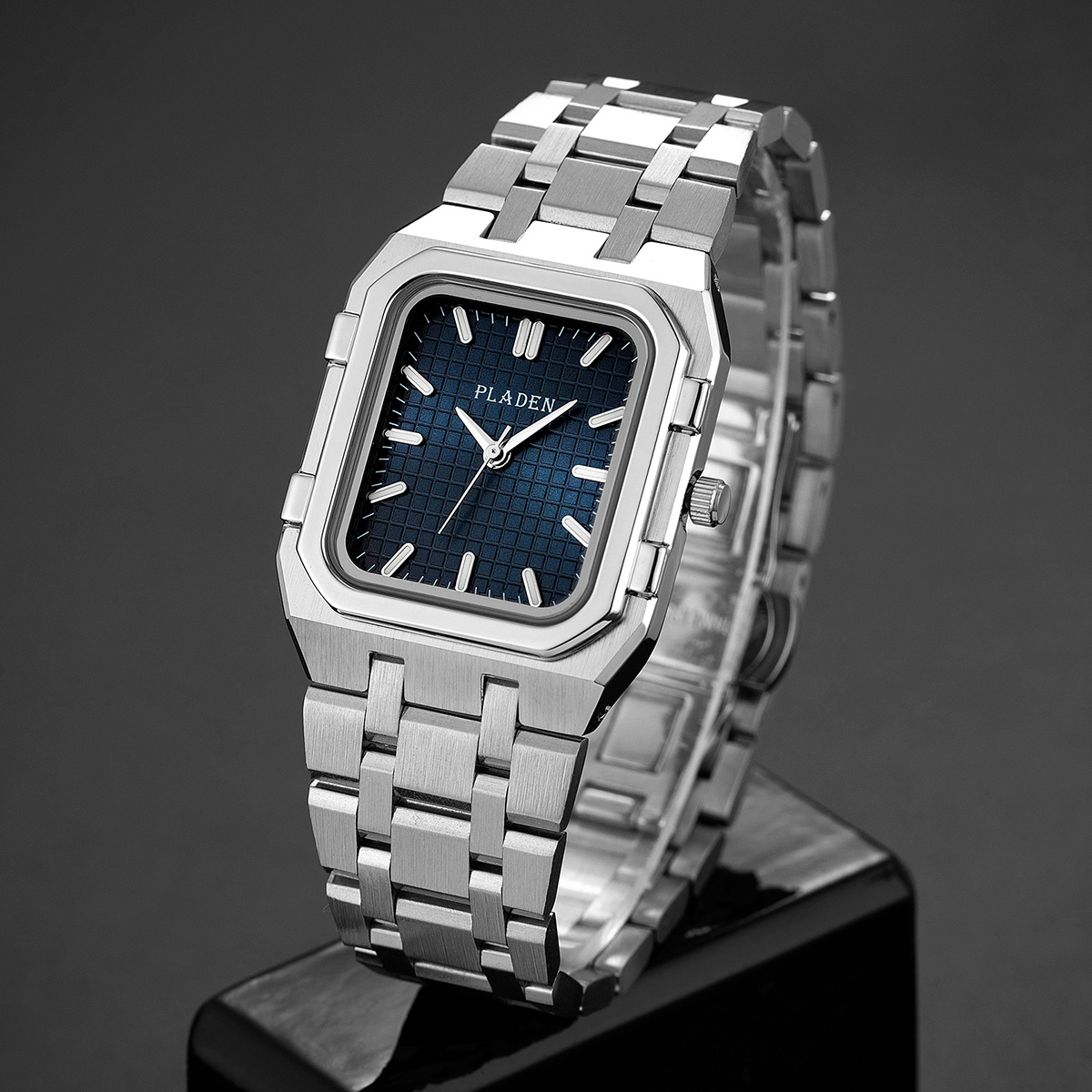 Luxury Watch Mockup - العلامة التجارية الفاخرة الأزرق الهاتفي رجل