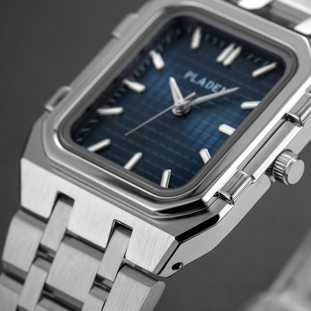 العلامة التجارية الفاخرة الأزر - مراجعة Luxury Watch Mockup وسعره