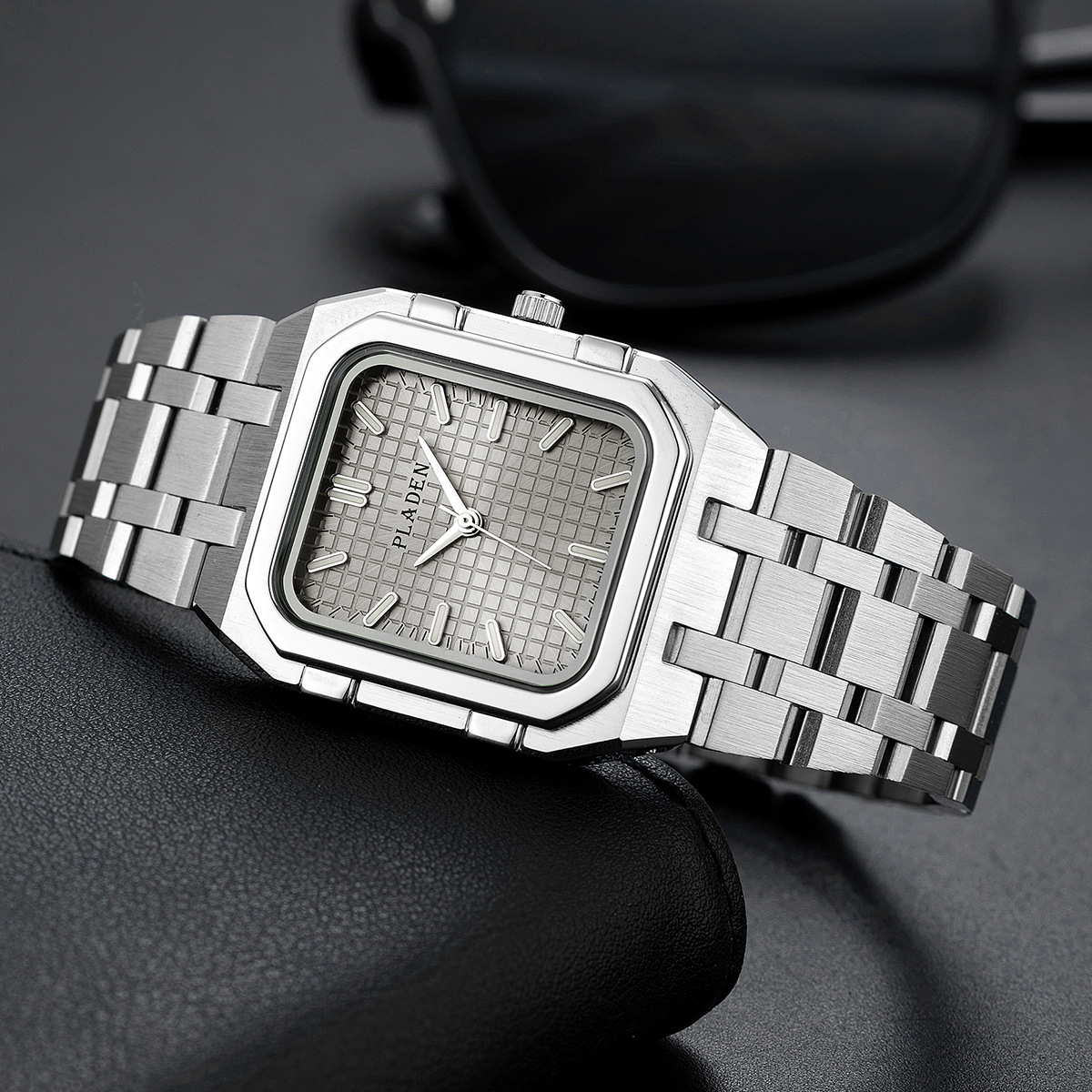العلامة التجارية الفاخرة الأزر - مراجعة Luxury Watch Mockup وسعره