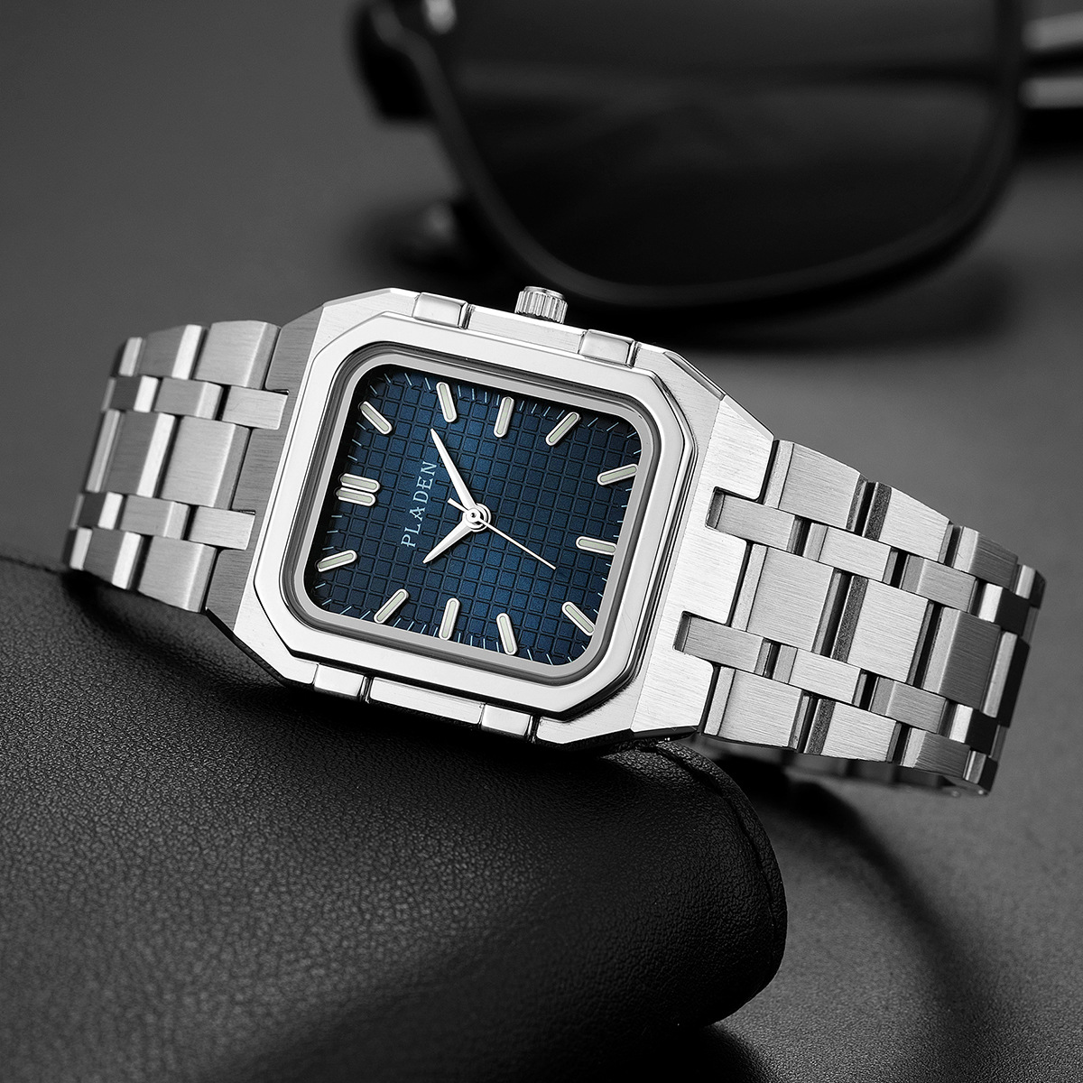 العلامة التجارية الفاخرة الأزر - مراجعة Luxury Watch Mockup وسعره