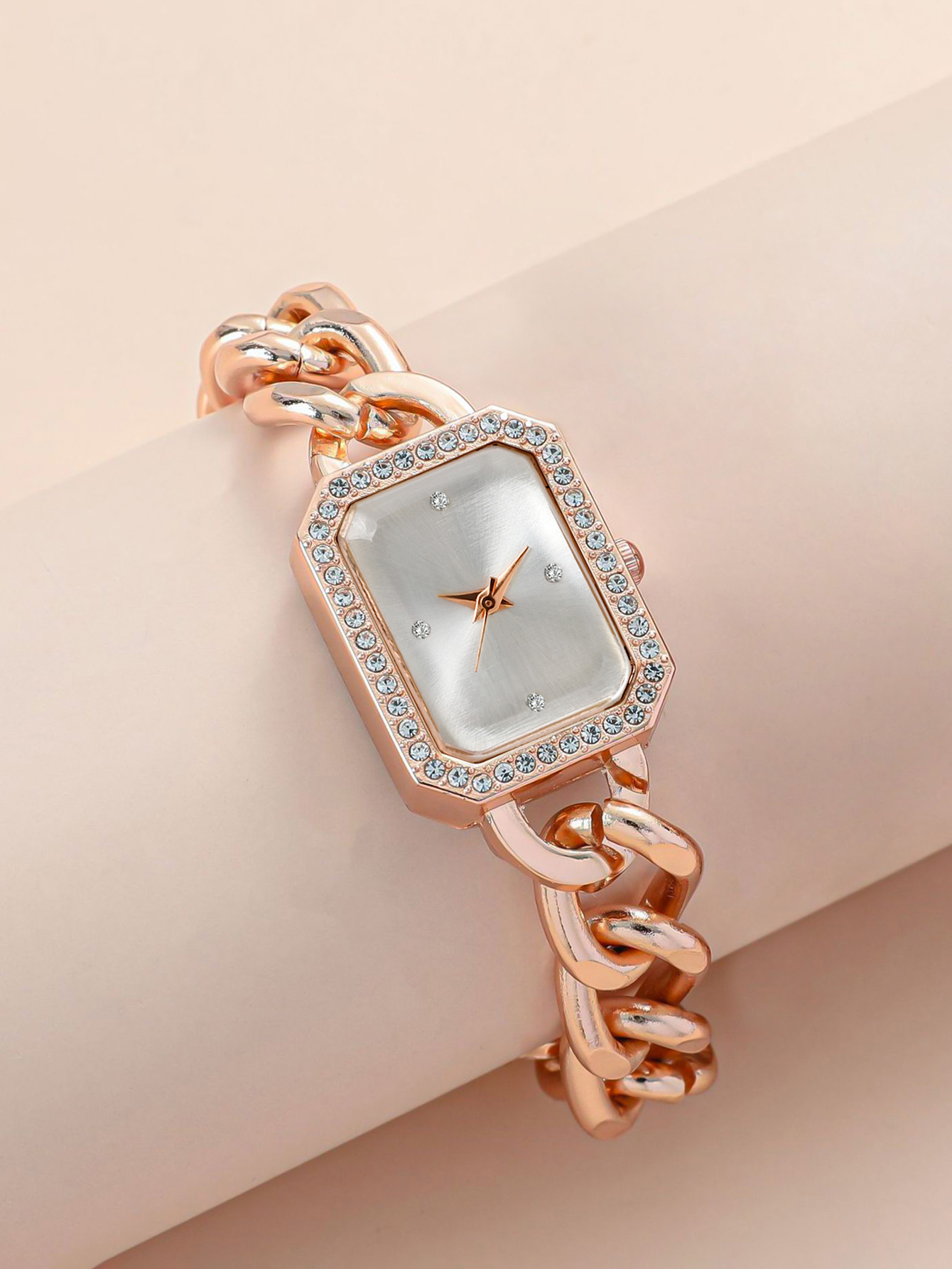 يحتوي صندوق الغموض على 1 ساعة  - مراجعة Luxury Watches وسعره