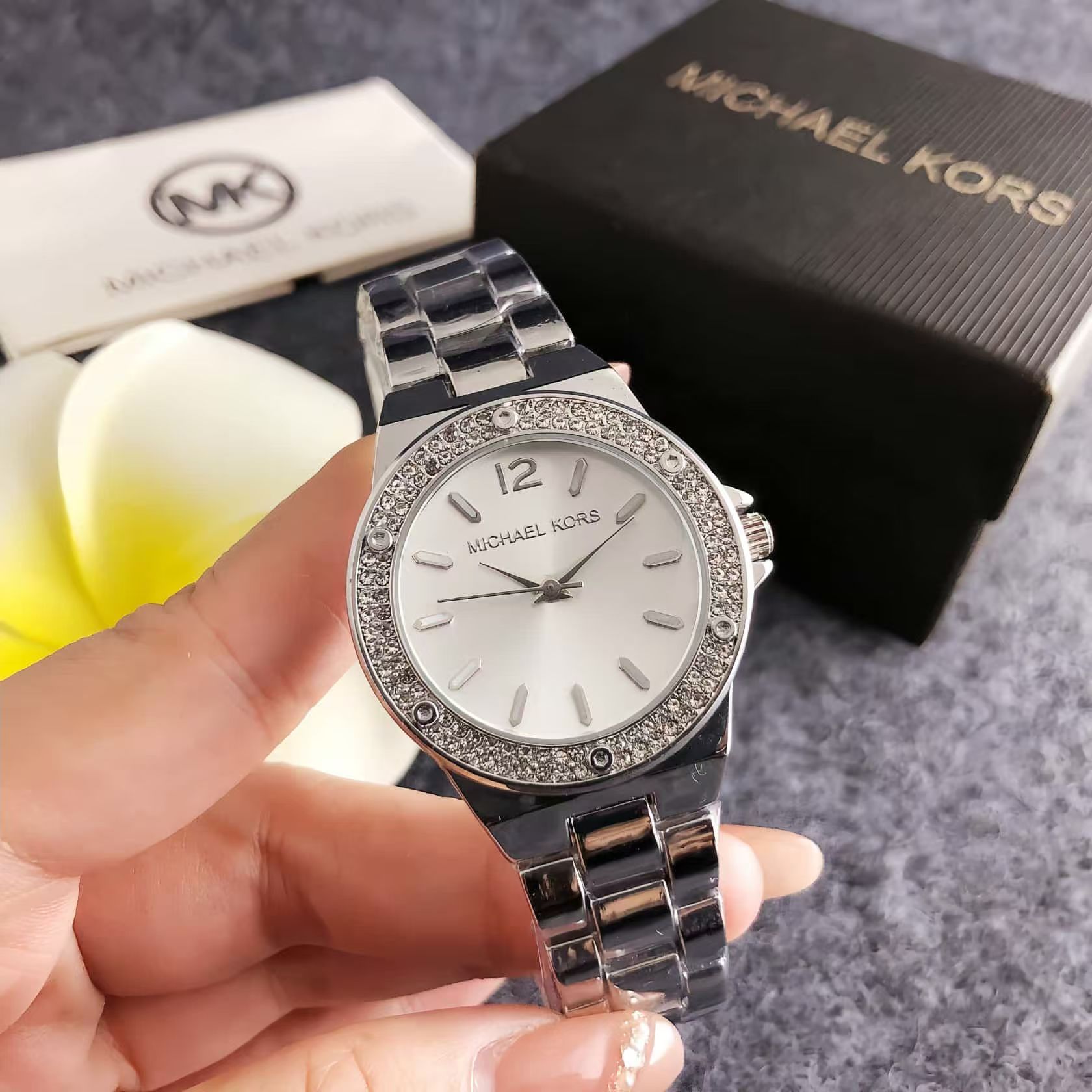 ساعة نسائية فاخرة من مايكل كور - مراجعة Luxury Watch Photo وسعره