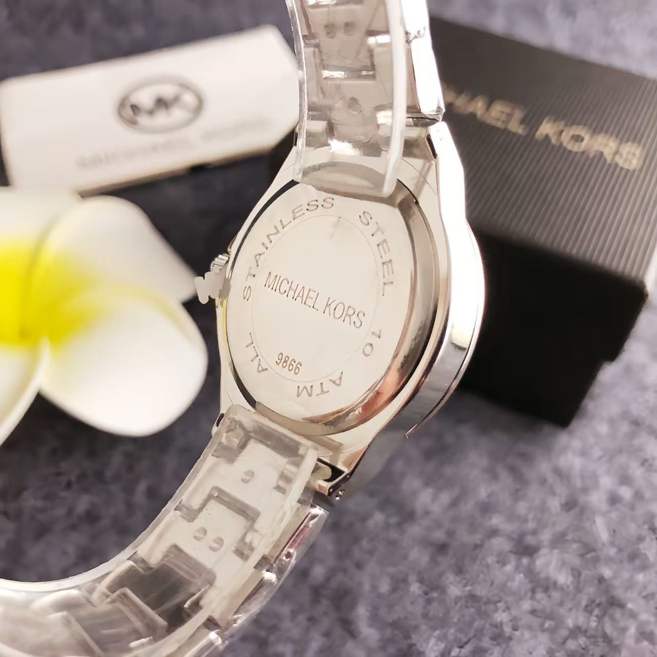 ساعة نسائية فاخرة من مايكل كور - مراجعة Luxury Watch Photo وسعره