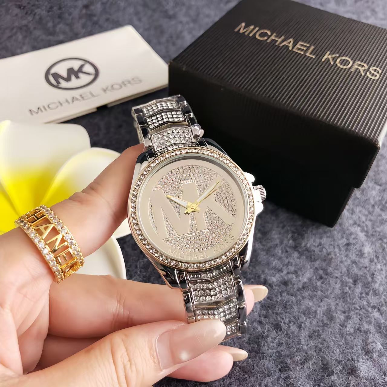 مايكل كورس ساعة نسائية أنيقة و - مراجعة Luxury Watch Photo وسعره