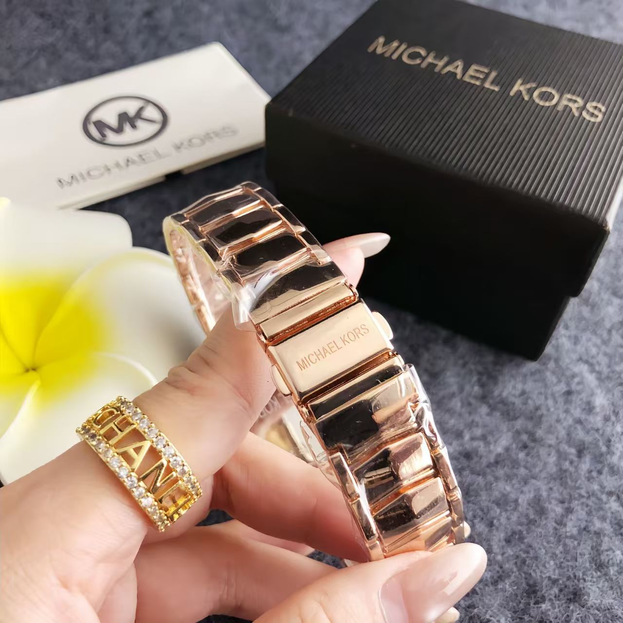 مايكل كورس ساعة نسائية أنيقة و - مراجعة Luxury Watch Photo وسعره