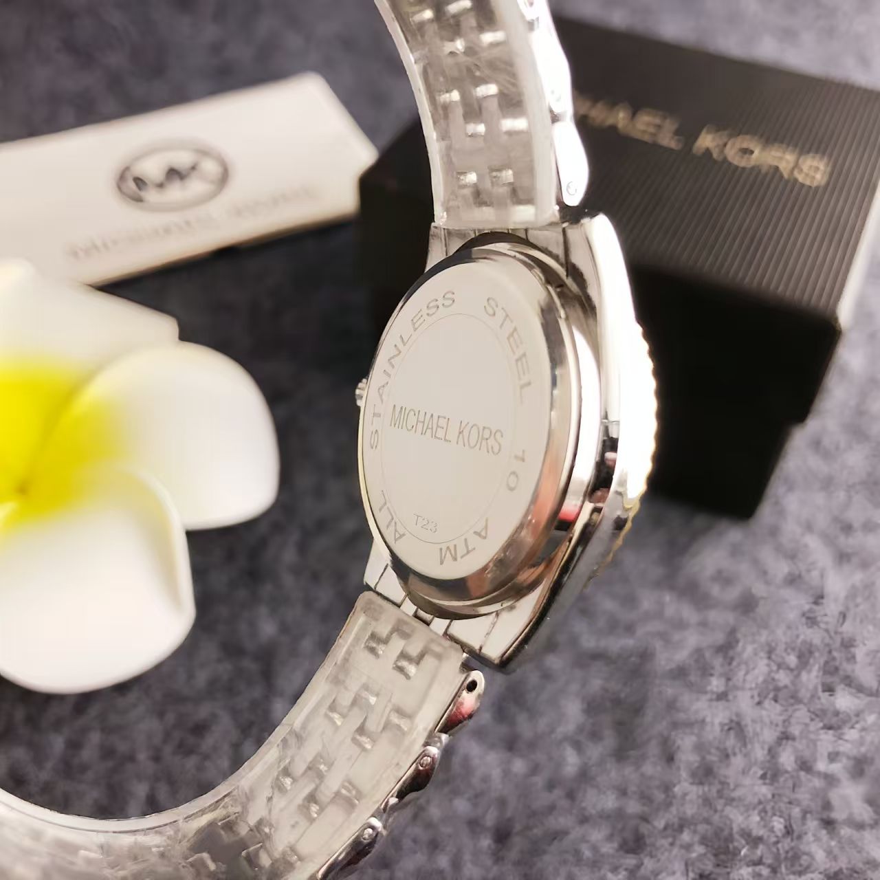ساعة مايكل كورس الفاخرة للنساء - مراجعة Luxury Watch Photo وسعره