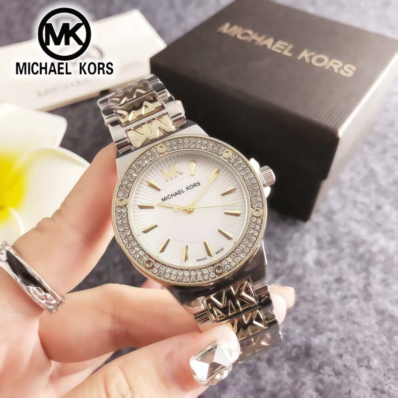 ساعة مايكل كورس الفاخرة للنساء - مراجعة Luxury Watch Photo وسعره