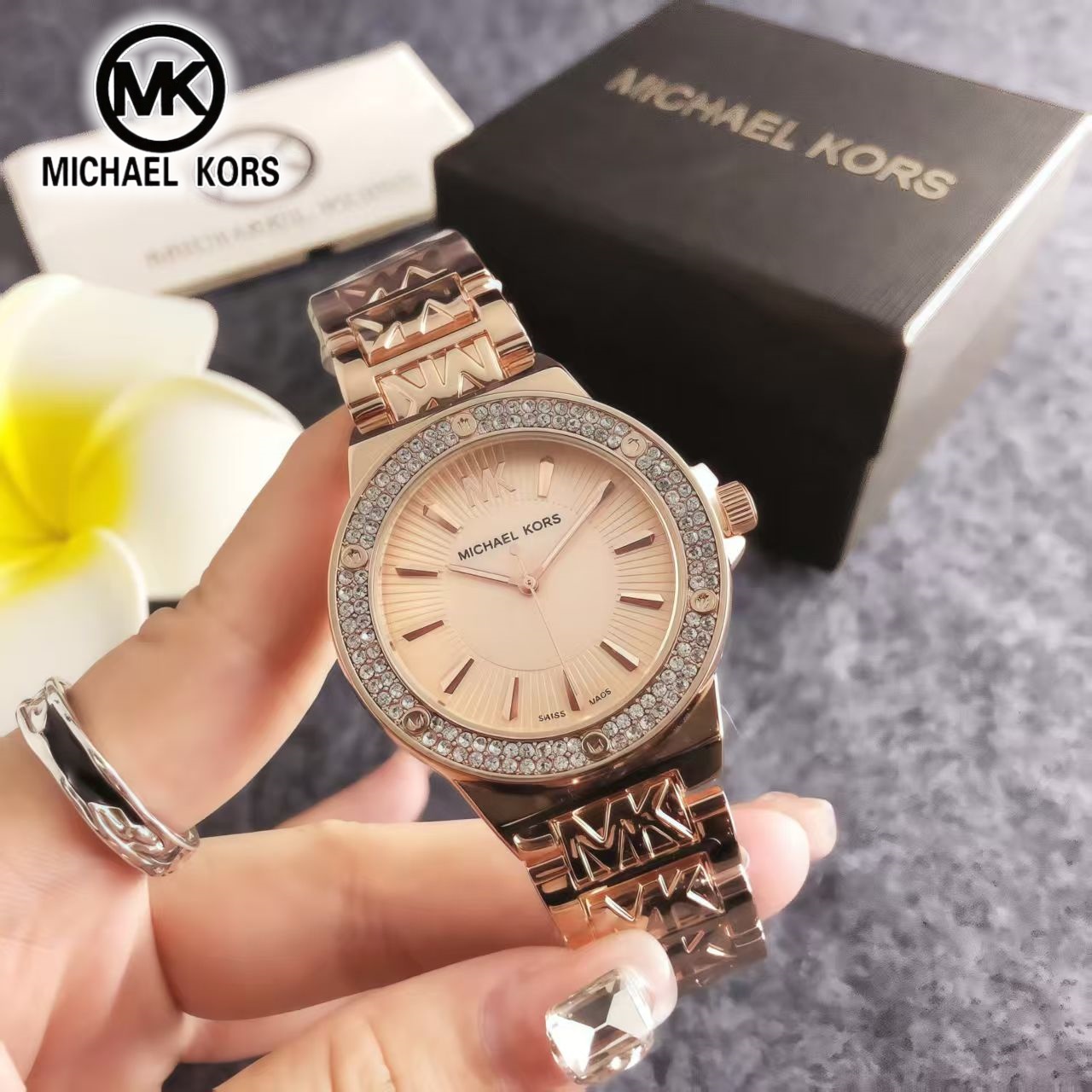 ساعة مايكل كورس الفاخرة للنساء - مراجعة Luxury Watch Photo وسعره