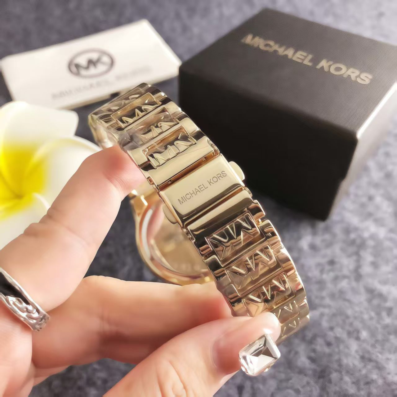 ساعة مايكل كورس الفاخرة للنساء - مراجعة Luxury Watch Photo وسعره